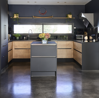 Cuisine noire et bois en U