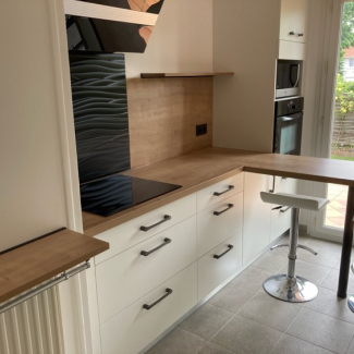 Petite cuisine blanche et bois