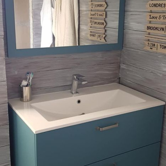 Salle de bain moderne bleue