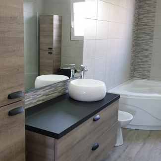 Salle de bain bois et noire