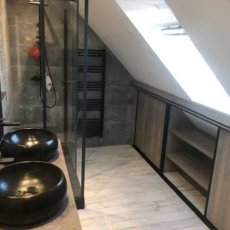 Salle de bain bois et noire