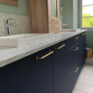 Salle de bain blanche et bleue