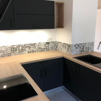 Cuisine noire et bois en U