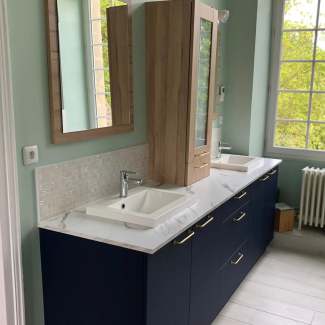 Salle de bain blanche et bleue