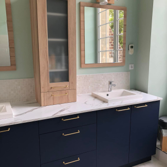 Salle de bain blanche et bleue