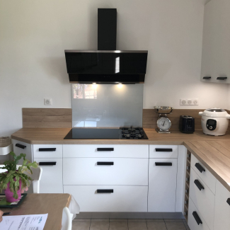 Cuisine blanche avec poignées noires