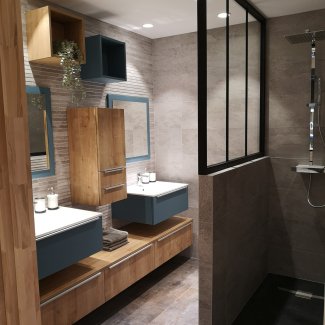 Salle de bain bleue et bois