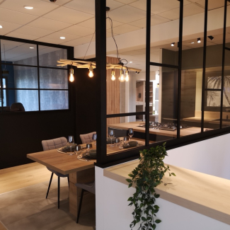 Cuisine bois et noir mat avec verrière