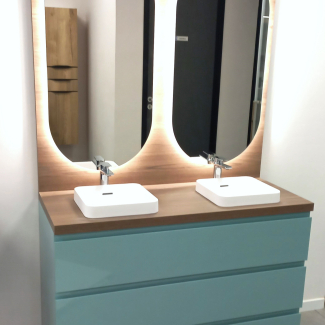 Salle de bain bleu et bois