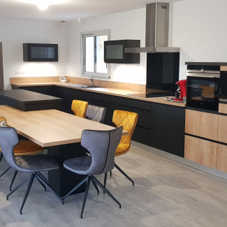 Cuisine noire et bois sans poignée