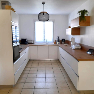 Cuisine en U blanche et bois