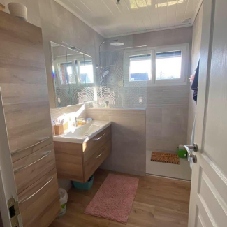 Salle de bain bois et blanche