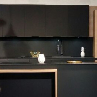 Cuisine noire mate et bois réalisée dans le showroom de Meubles Petit