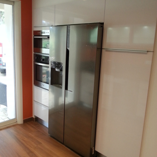 Cuisine blanche avec frigo encastré dans le mur réalisé par Tradi Pose Sud