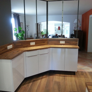 Cuisine blanche et plan de travail bois avec une verrière