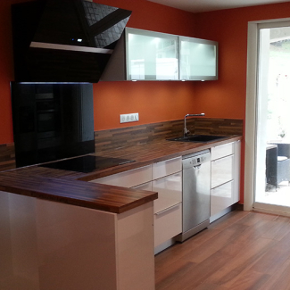 Cuisine blanche et bois réalisée par Tradi Pose Sud à Narbonne