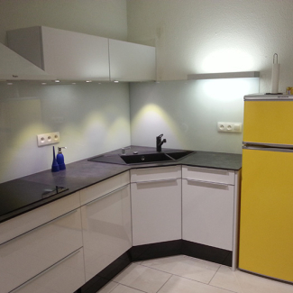 Cuisine blanche avec un frigo jaune réalisée par Tradi Pose Sud