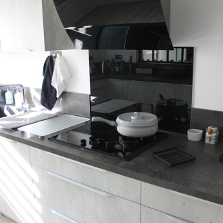 Cuisine grise et noire avec fond de hotte en verre