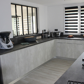 Cuisine en U de couleurs grise effet béton