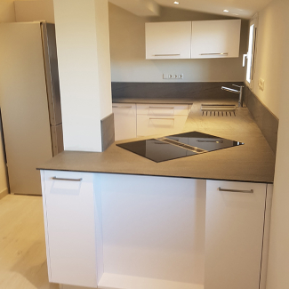 Cuisine blanche ouverte sur le salon