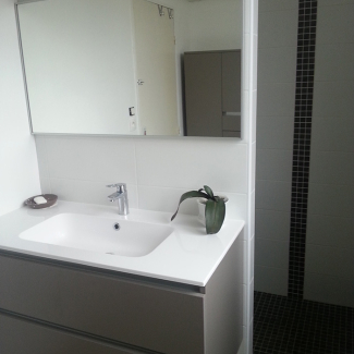 Salle de bain grise réalisée par Tradi Pose Sud