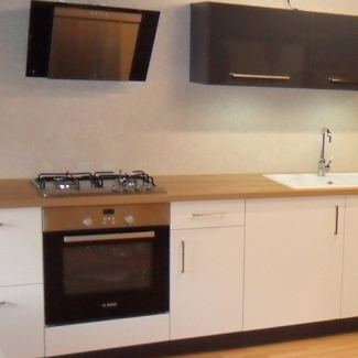 Cuisine blanche et bois dans le magasin de Cuisines Guillot à Saint Etienne