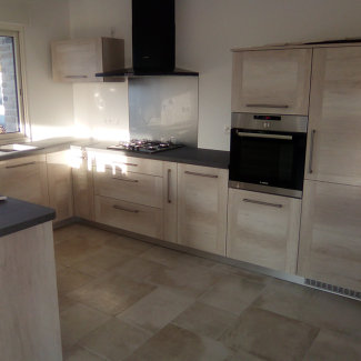 Elegante cuisine TRIVIA en tons bois clair