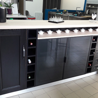 Ilot central en bois massif noir réalisée par Aménagement Cuisines et Bains en Haute Marne