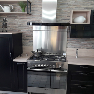Cuisine noire en bois massif