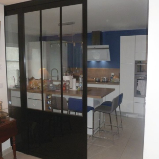 Cuisine blanche avec une verrière d'atelier