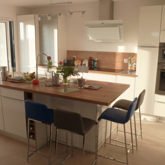 Cuisine blanche et plan de travail bois réalisée par Cuisine & Carrelage à Etalondes