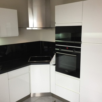Cuisine blanche et noire sans poignée