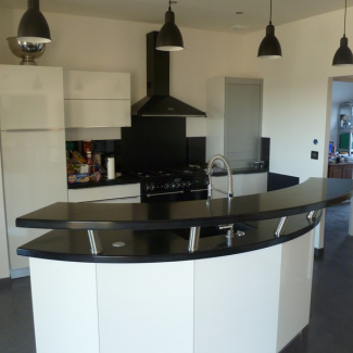 Cuisine blanche avec un îlot de cuisine arrondi