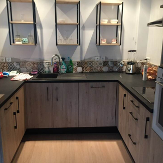 Cuisine bois et étagères style industriel en métal