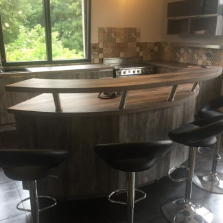 Cuisine tons bois avec une crédence en carreaux de ciment