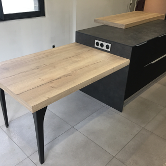 Ilot de cuisine noir mat avec un coin repas couleur bois