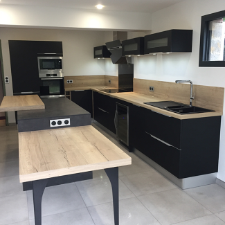Cuisine noire mate et plan de travail en bois avec une table