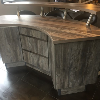 Ilot de cuisine arrondi dans les tons bois