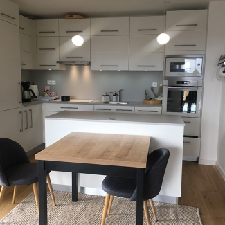 Cuisine blanche et grise réalisée le cuisiniste Bricomarché à Saint Pol de Léon