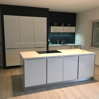 Cuisine blanche épurée réalisée par Bricomarché St Pol de Léon