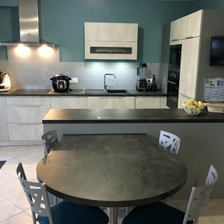 Cuisine qui intégre un espace repas réalisée par le cuisiniste Pascal Meubles