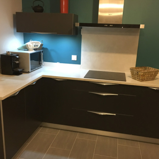 Cuisine noire et bleu réalisée par Durand Services