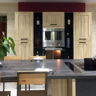 Cuisine bois et noir réalisée par Prestige Décoration